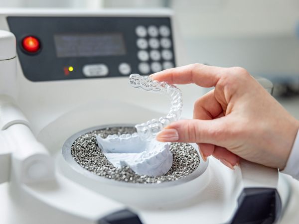 Transparente Zahnschiene auf Gipsmodell im Labor der Zahnarztpraxis K1 Schärding