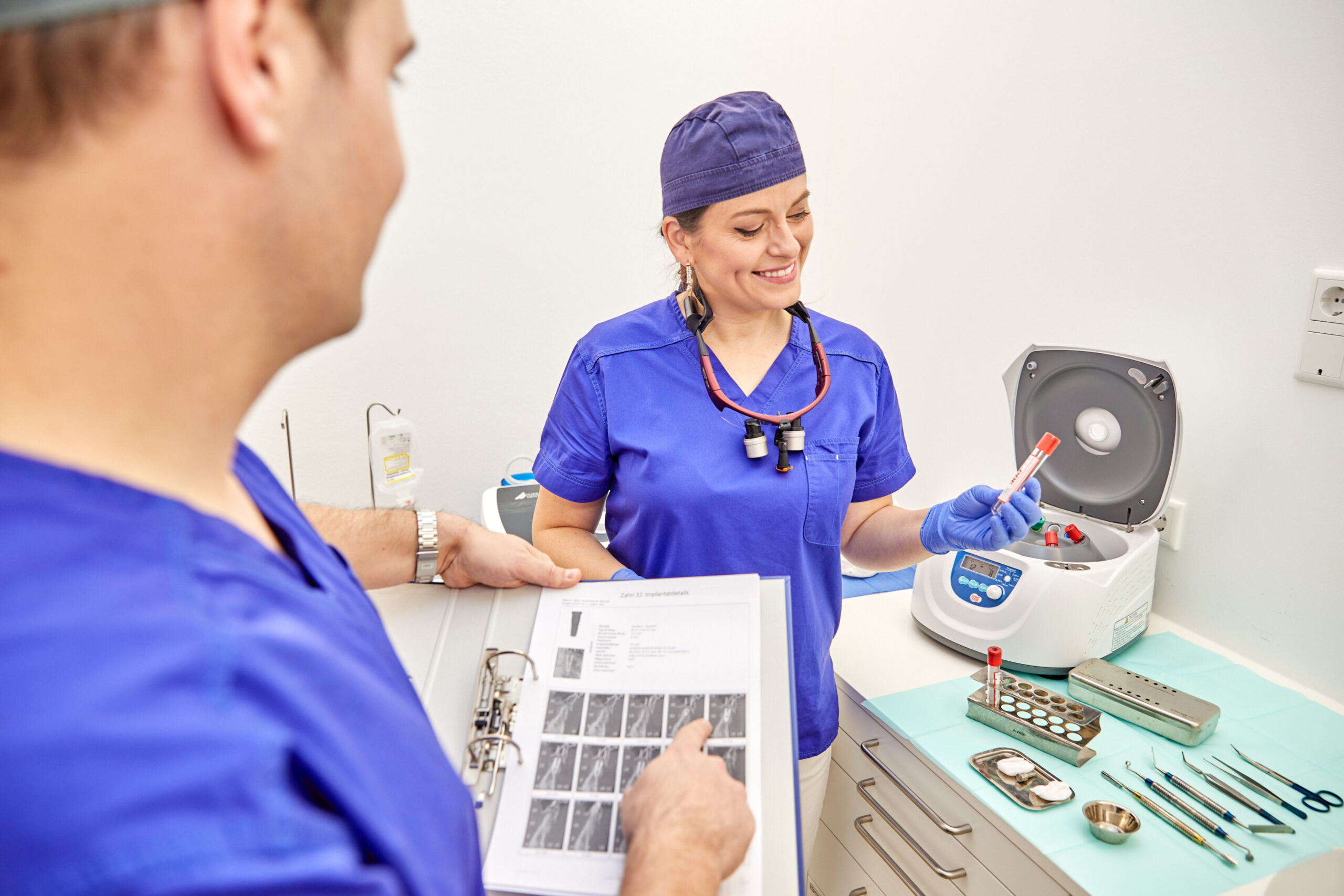 Dr. Korsos im Labor der Zahnarztpraxis Schärding bei der Eigenbluttherapie.